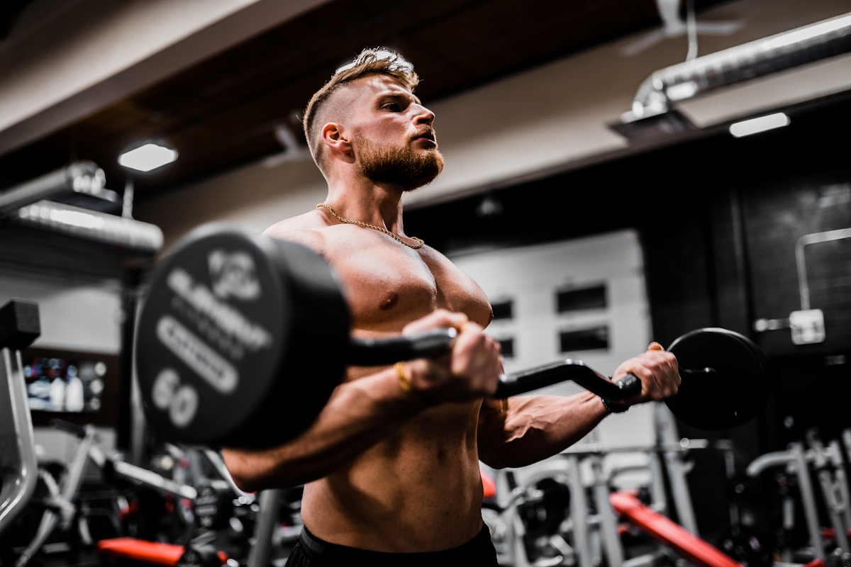 Entrenamiento de fuerza y resistencia en un gimnasio moderno y luminoso